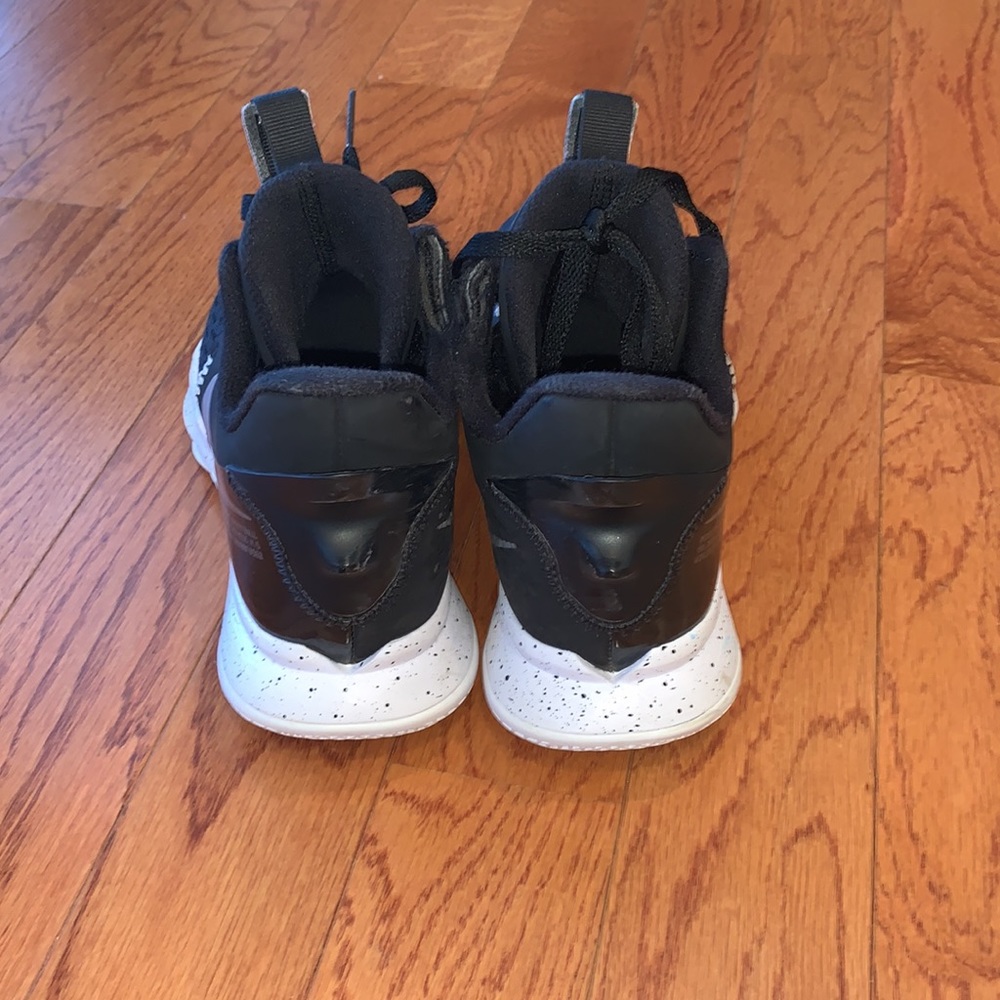 Lebron basketball shoes - Picture 3 of 8